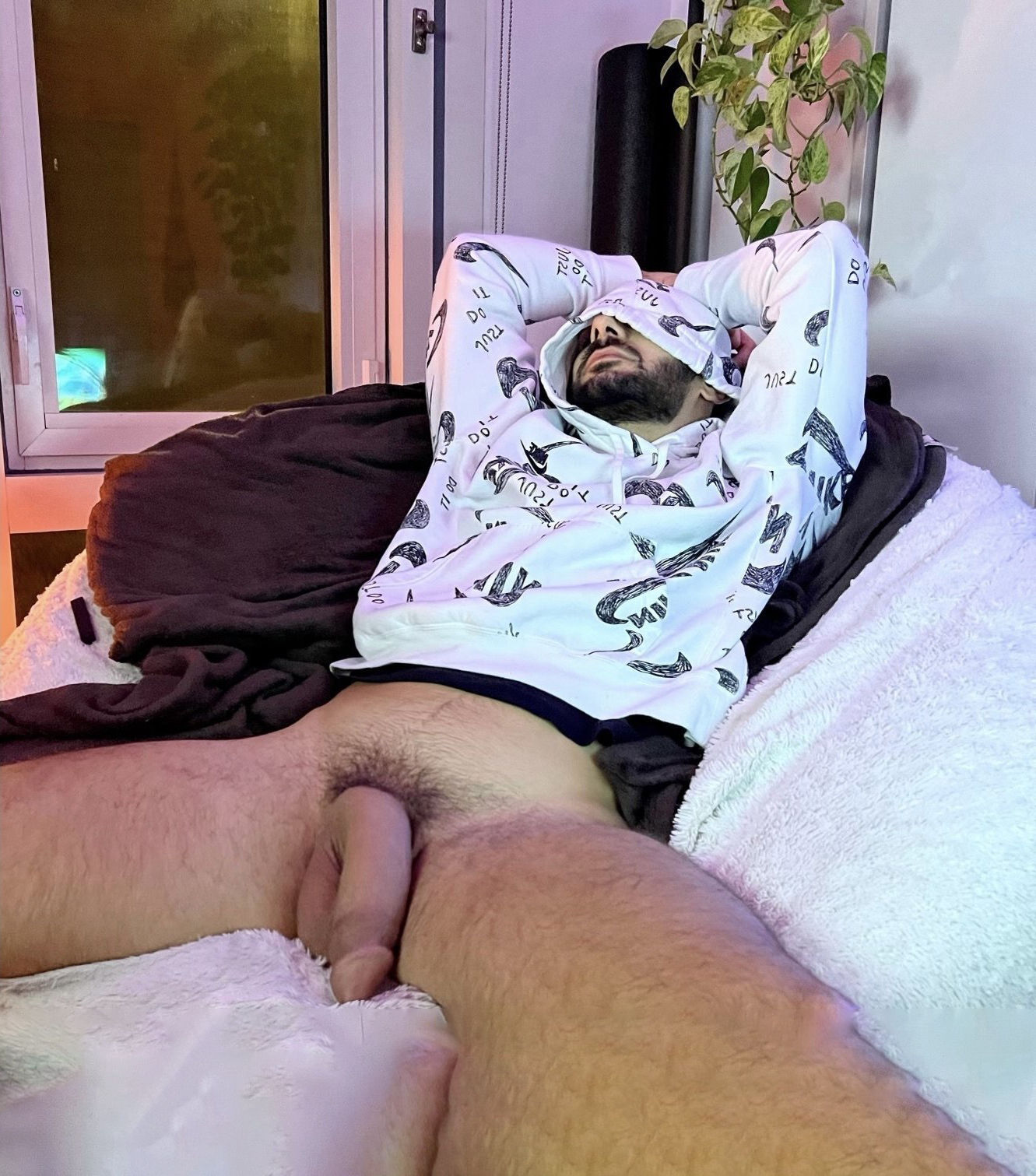 Malik, *un guapo macho de piel oscura con una polla enorme! 