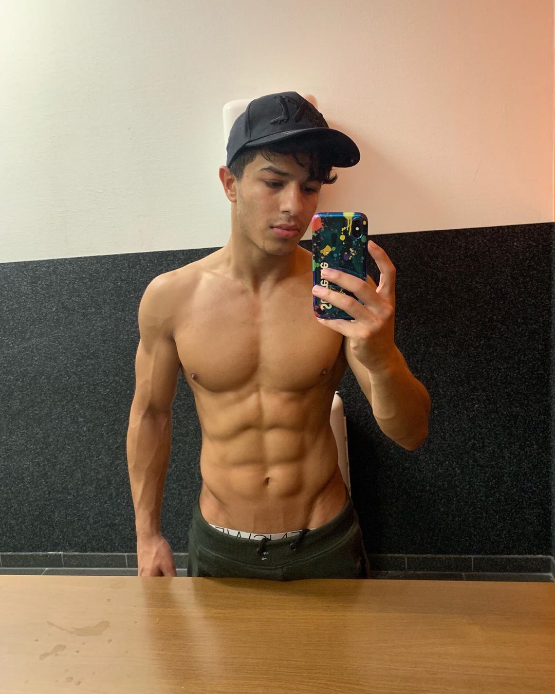 Mojib, el joven iraní musculoso desnudo y masturbándose ~ Arabe Gay